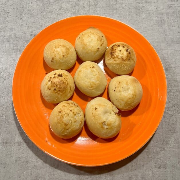 8 garlic dough balls on a plate