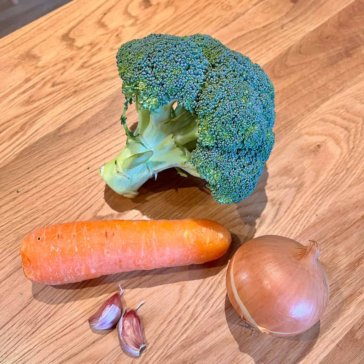 Broccoli, carrot, garlic and onion.