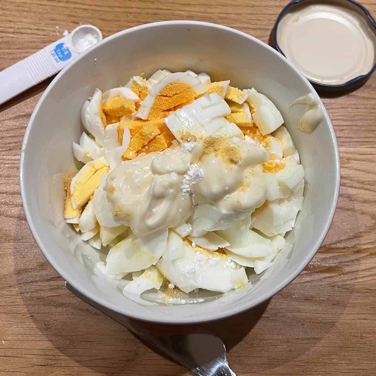 Egg, mayonnaise, mustard powder and cornflour in a bowl.