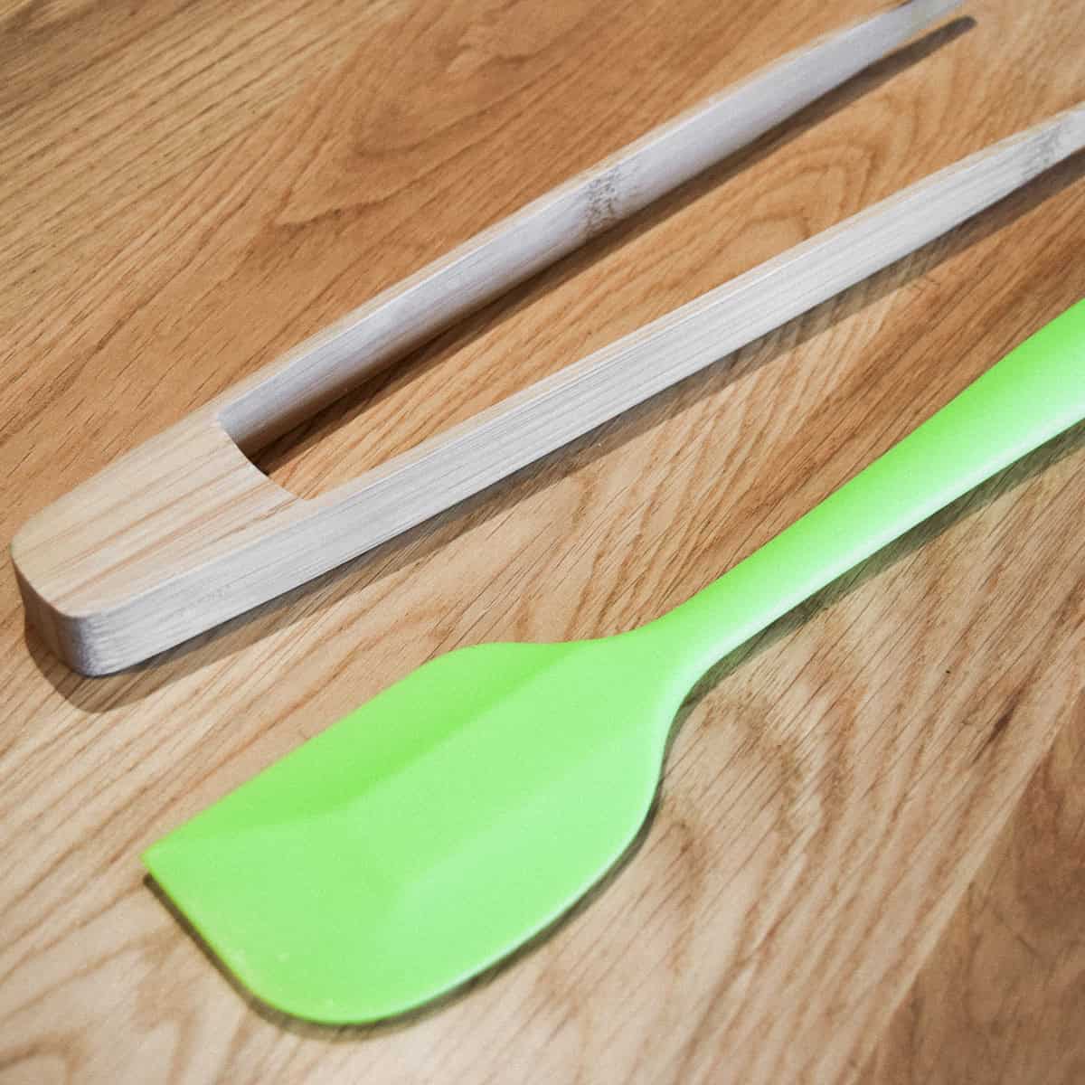 Spatula and tongs.