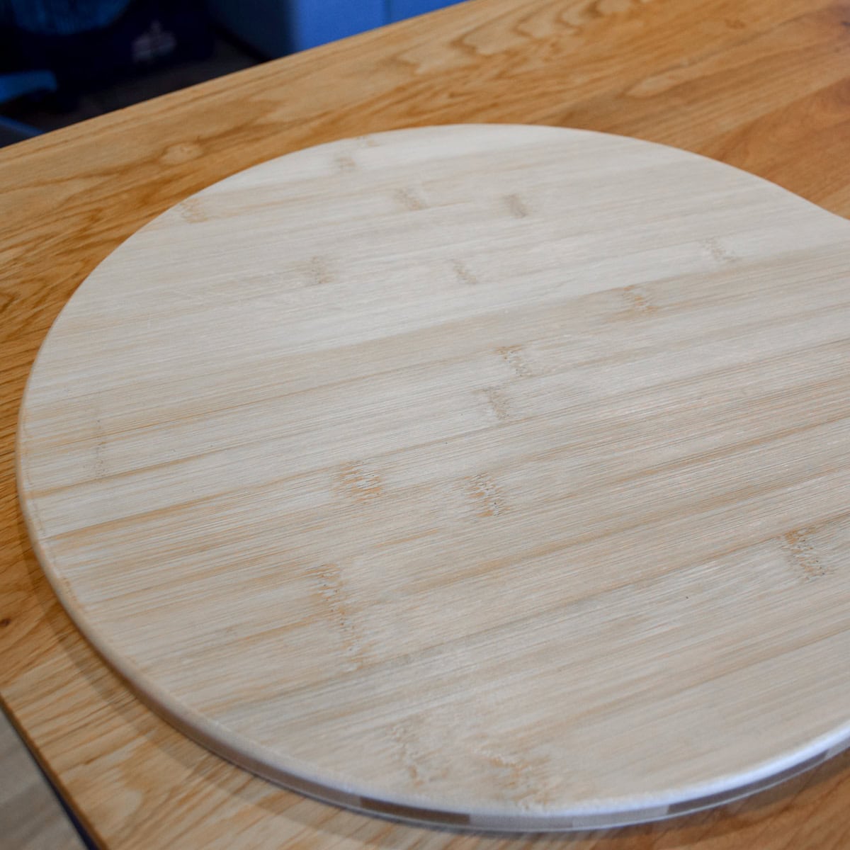 Round chopping board.