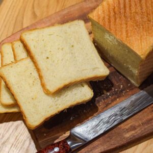 Slices of sandwich bread with a bread knife.